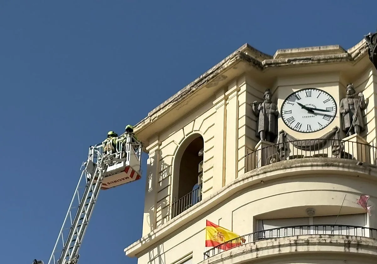 Susto en pleno centro de Córdoba: caen cascotes del edificio del reloj de la plaza de las Tendillas