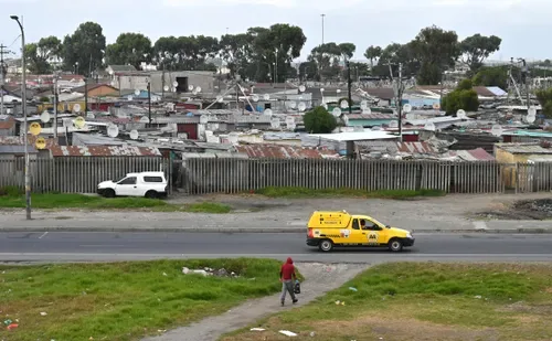 Cape Town to proceed with concrete wall on the N2, says Hill-Lewis