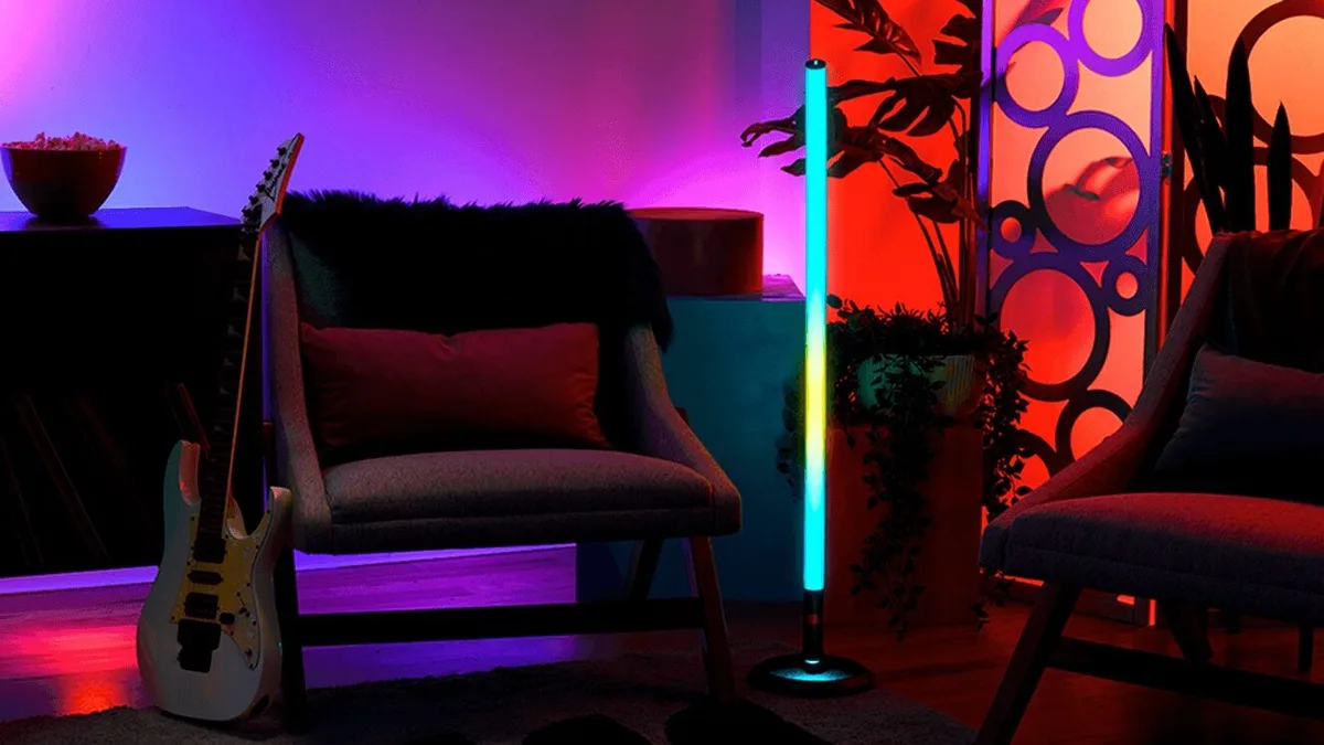 JBL PartyLight Stick: com 83% de desconto, luz inteligente da JBL deixa as festas mais animadas