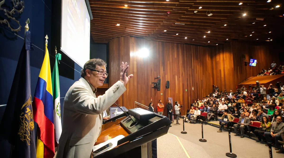 En su visita a la UNAM, Gustavo Petro lanza advertencia sobre las elecciones de México en 2027