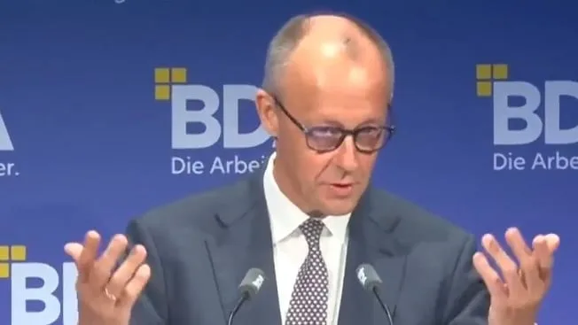 „Bruce-Willis-Stimme“ - Merz sorgt für Lacher beim Arbeitgebertag