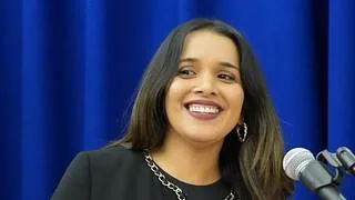 Diseñadora venezolana conquista Los Ángeles con una capa inspirada en el Salto Ángel