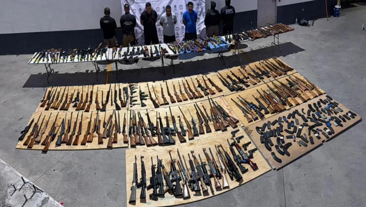 Cárteles se quedan sin arsenal de alto poder: Detienen a 3 personas que traían 210 armas desde Texas