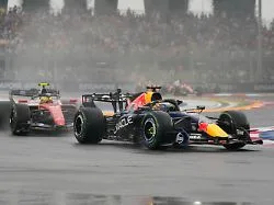 McLaren-Aufreger in Singapur: Verstappen behält im Chaos-Sprint die Nerven, Russell crasht sich raus
