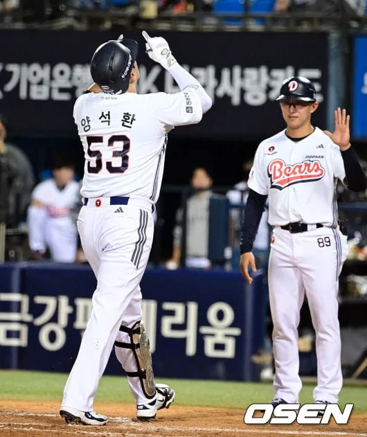 [사진]양석환 '2-1 상황에서 귀중한 솔로포'