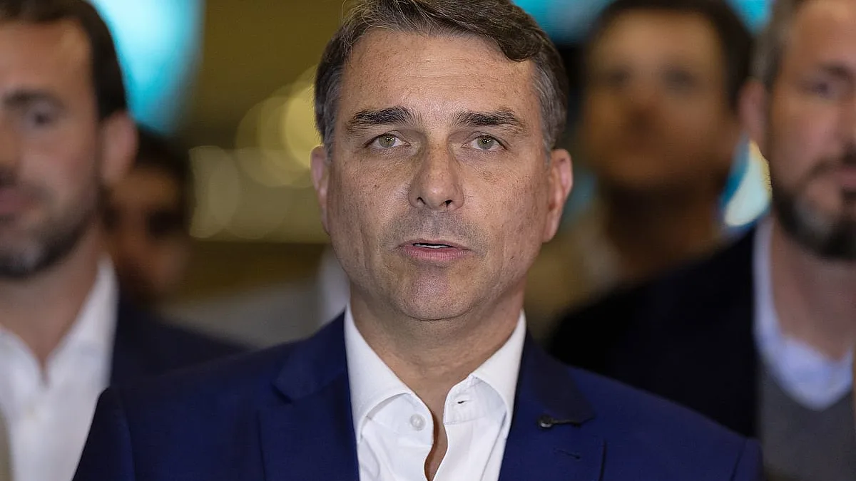 Flávio Bolsonaro é investigado pela polícia brasileira por corrupção, lavagem de dinheiro e outros crimes