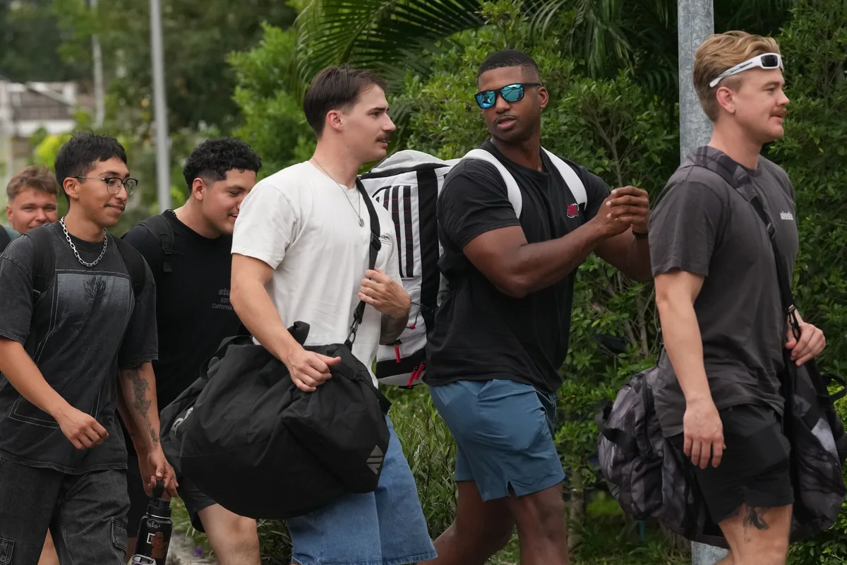 Los marines que pasaron nueve meses en altamar llegan a una ciudad tailandesa famosa por su vida nocturna