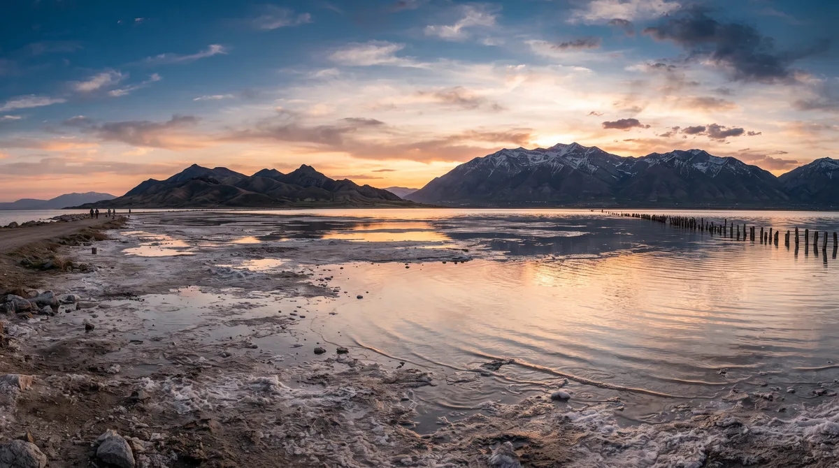 O Grande Lago Salgado de Utah quase se dividiu em dois corpos d’água distintos, hoje, o lado norte pode apresentar uma tonalidade rosa-arroxeada, enquanto o sul permanece azul-esverdeado
