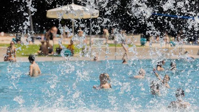 Viele Freibadgäste: Hitze lockte 2026 deutlich mehr Besucher in die Freibäder