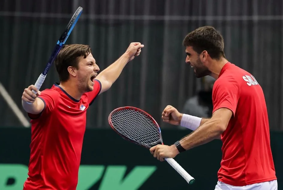 Sérvia avança e Grécia de Tsitsipas cai para Eslováquia