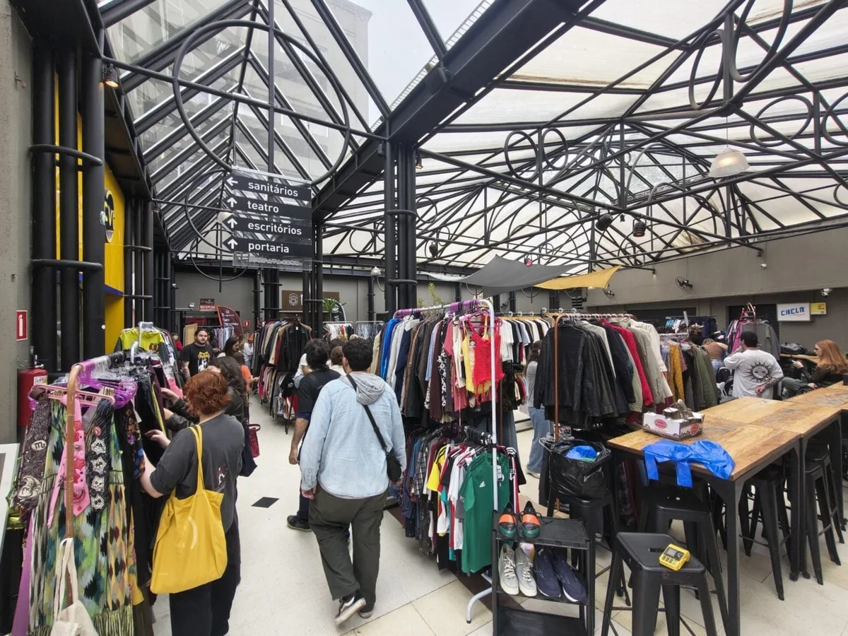 Feira especial de brechós reúne centenas de pessoas em Curitiba; veja fotos e vídeo