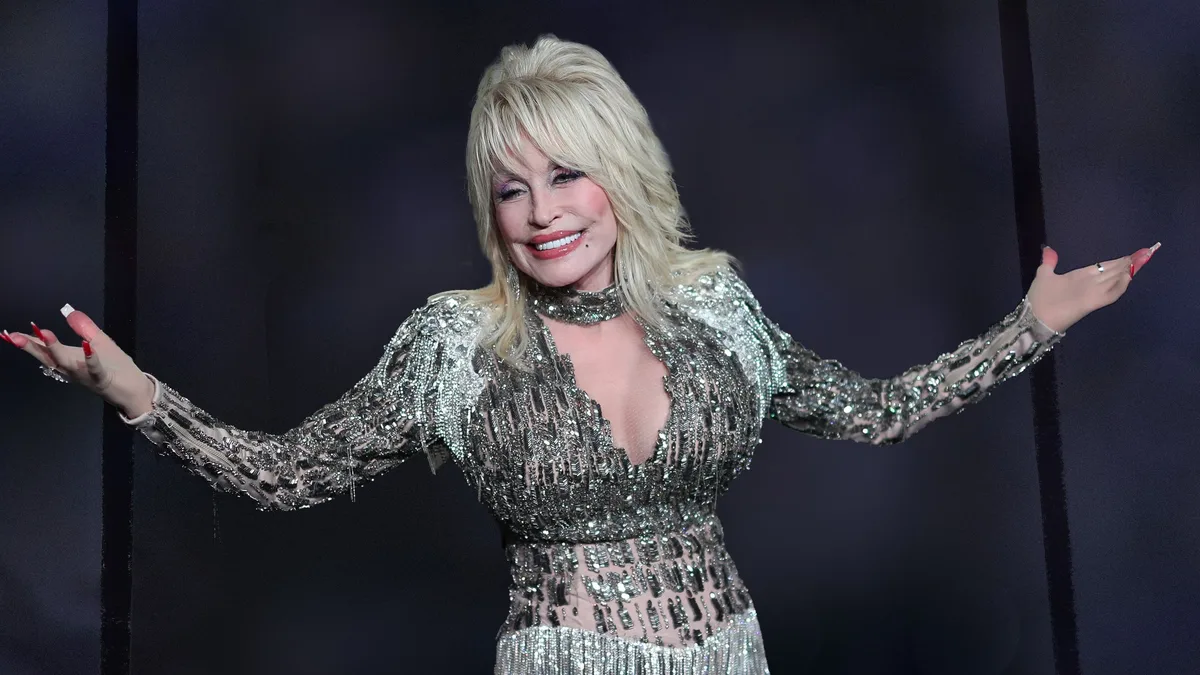 “El mundo ha perdido a una de las mejores”: celebridades de Hollywood lamentan la muerte de Dolly Parton