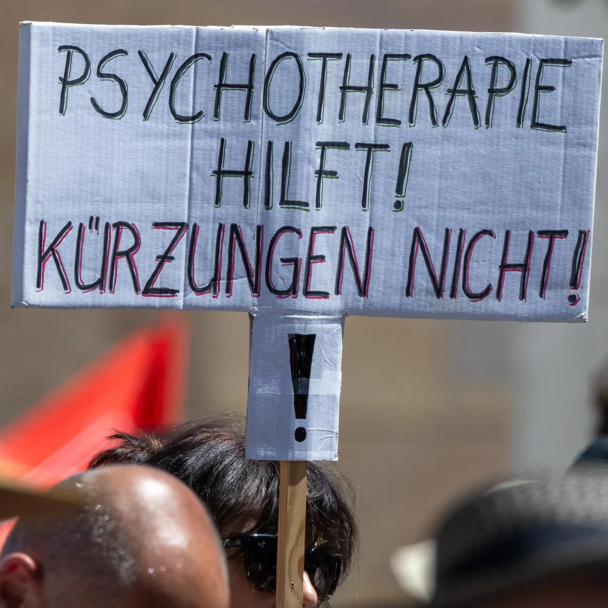 Bundestag - Psychotherapie-Einschnitte werden begrenzt - Wissenschaftler warnen weiter vor Folgen der Einsparungen