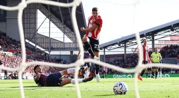 Brentford vence Tottenham na Liga inglesa, Ipswich e Hull regressam com triunfos