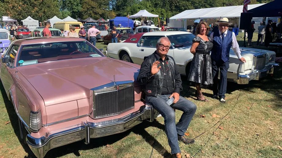 Ces passionnés de Dordogne sortent moins leurs vieilles voitures américaines à cause du prix de l'essence