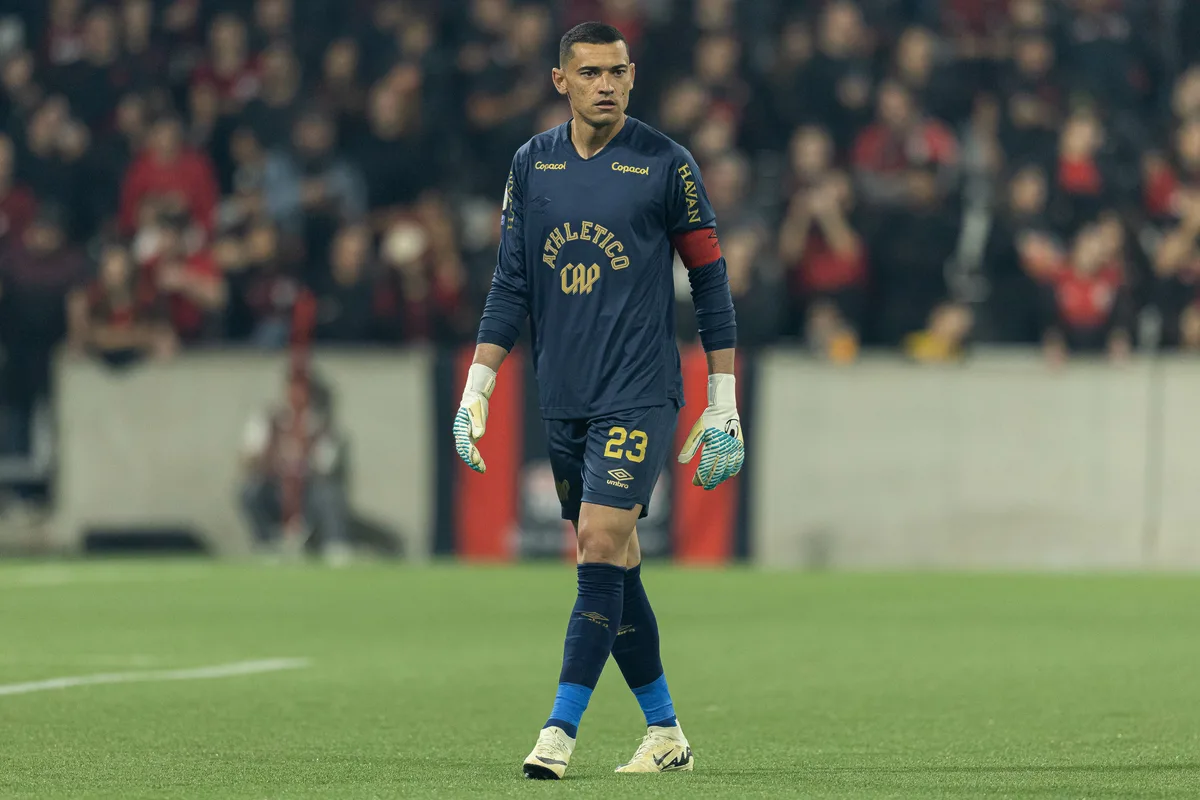 Escalação: Athletico tem volta de Santos, mas segue com desfalques contra o Bragantino