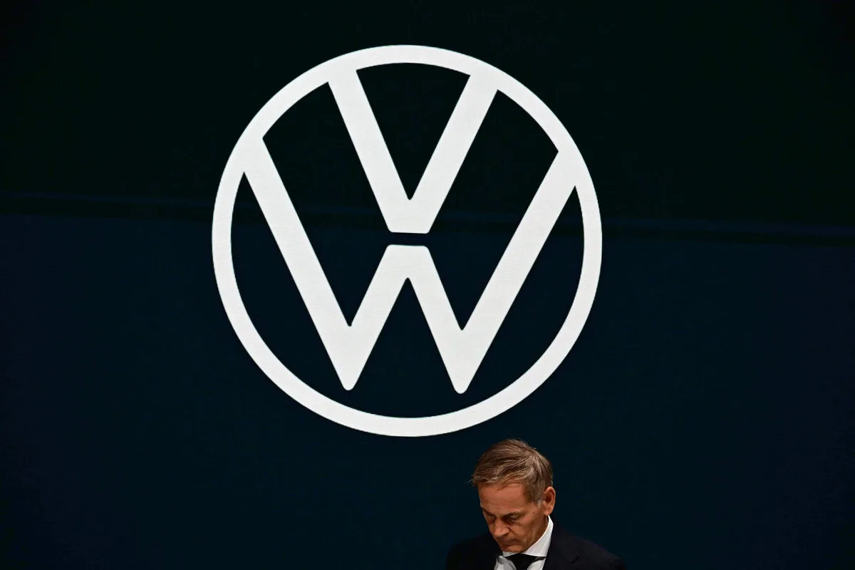 CEO da Volkswagen enfrenta batalha com acionistas e funcionários em meio a proposta de cortes