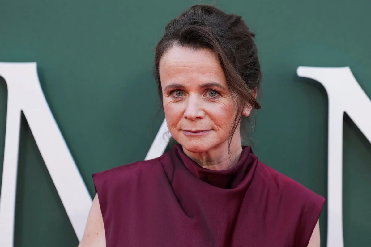 “Crecí en una especie de secta religiosa muy estricta”: la revelación de la actriz Emily Watson sobre su infancia