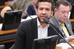 Janones: Lula ficou atrás no 1º turno porque campanha se manteve em berço esplêndido