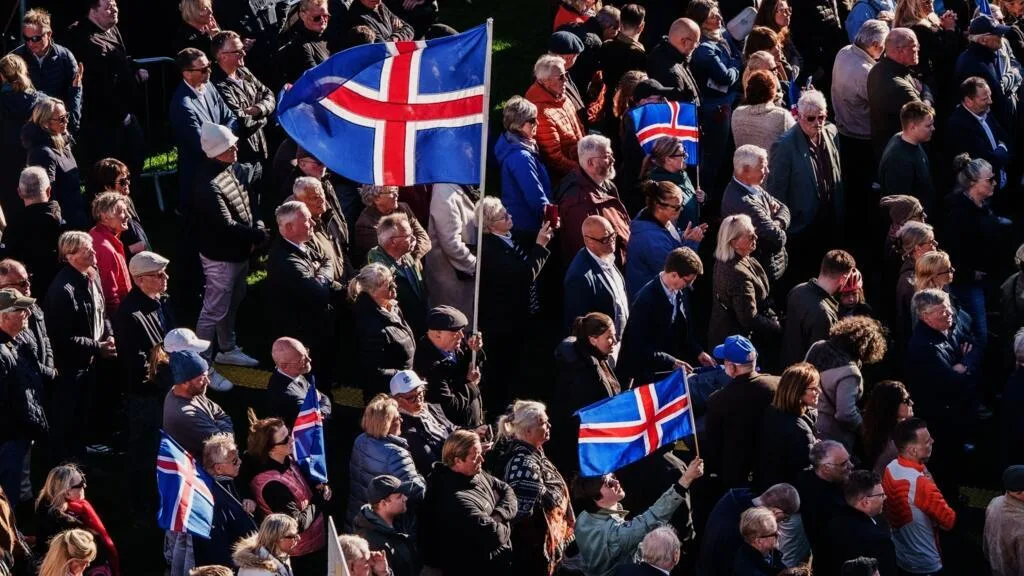 Referendo sobre a UE na Islândia: em Reykjavik, campanhas do "sim" e do "não" disputam votos dos indecisos