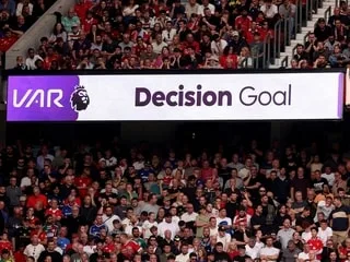 Premier League. Deux arbitres VAR suspendus après le but polémique d’Haaland dans le derby de Manchester