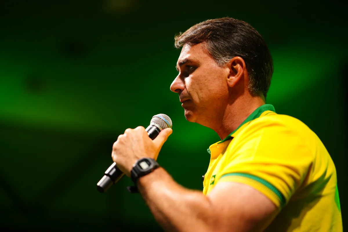 "Apoia miliciano", diz vereadora de Salvador ao criticar título a Flávio Bolsonaro