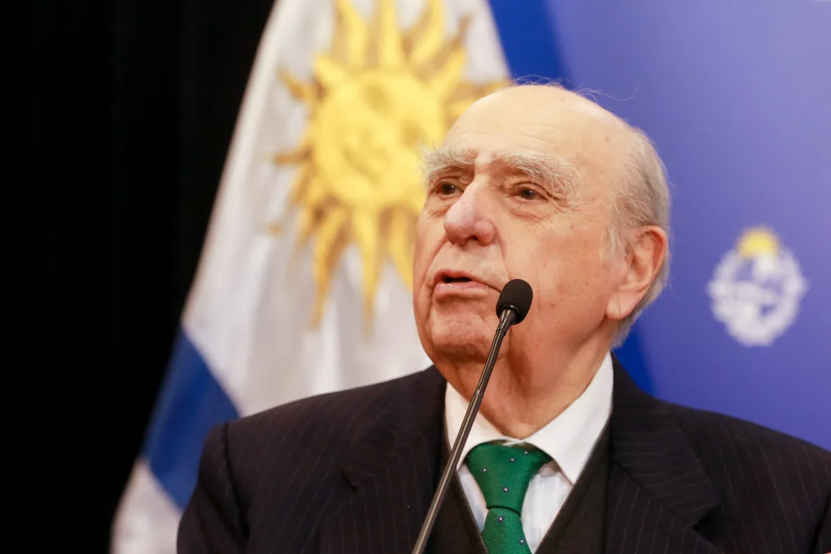 El expresidente uruguayo Julio Sanguinetti recibe al vicepresidente salvadoreño y valora la aprobación del gobierno de Bukele