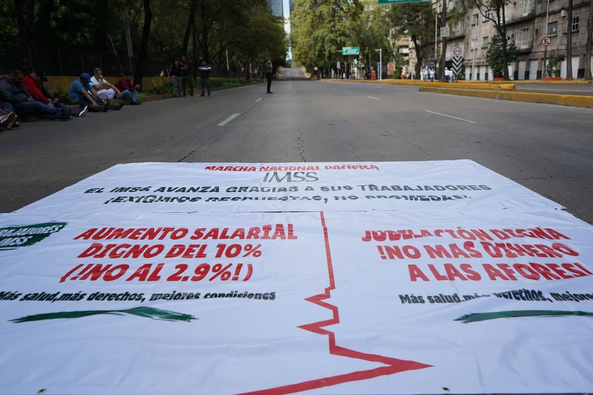 Trabajadores bloquean sede nacional del IMSS en CDMX: Amenazan con plantón si no hay aumento salarial