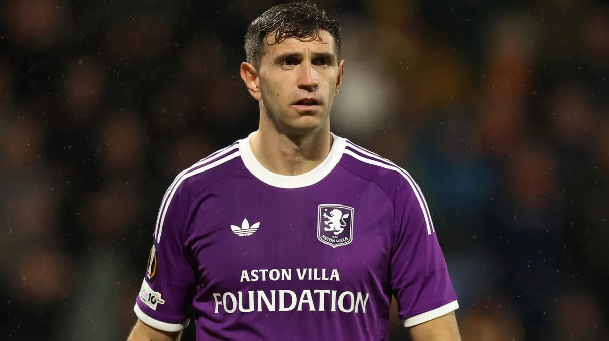 Un histórico exjugador inglés le pidió al Chelsea que contrate a Dibu Martínez: “Alguien como él tiene que llegar”