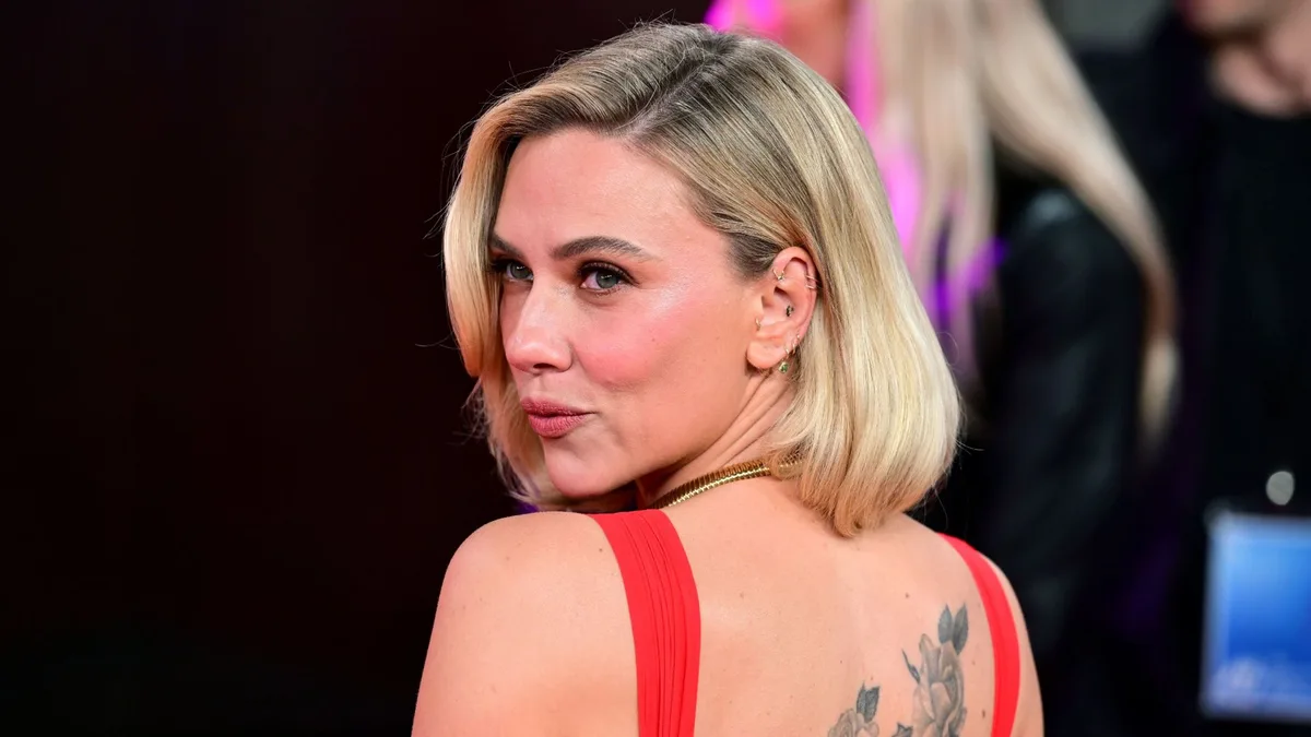 Scarlett Johansson se inspira en su icónico vestido rojo de hace 2 décadas para convertirse, de nuevo, en una diva clásica de Hollywood