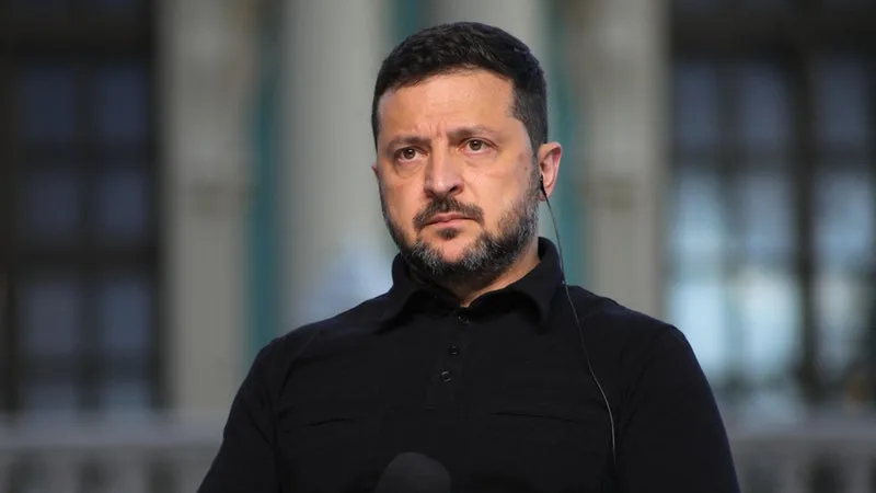 Une décision "indigne" et "faible": Volodymyr Zelensky fustige Donald Trump et les États-Unis après leur accord avec la Russie pour s'approvisionner en pétrole