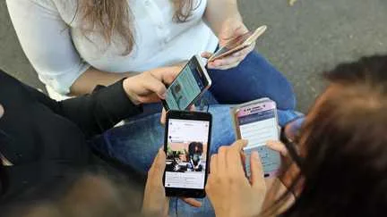 "On en a toujours besoin, même en cours" : des élèves et des professeurs redoutent l'interdiction du portable au lycée, en vigueur à la rentrée