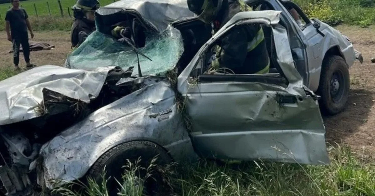 La llamada "ruta de la muerte" sumó dos nuevas víctimas fatales y dos heridos de gravedad, tras el vuelco de una camioneta