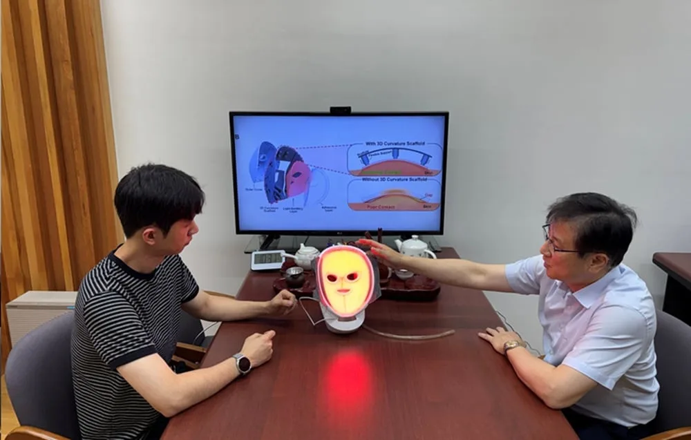 얼굴에 ‘착’ 붙는 LED 마스크…피부 밝아지고 기미도 개선