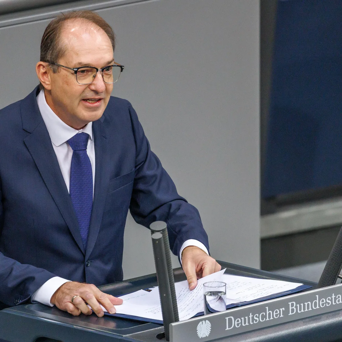 Berlin - Erste Beratungen im Bundestag über Reform der Nachrichtendienste - Dobrindt: "Müssen Demokratie und Bevölkerung schützen"