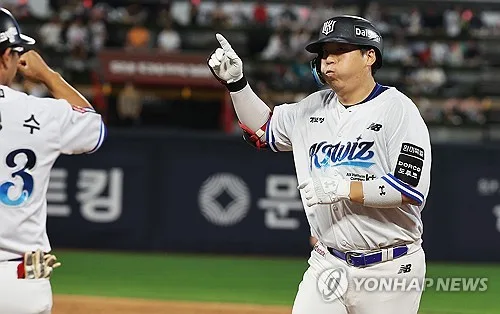 김현수 개인 통산 10번째 끝내기 안타…kt, 두산 꺾고 1위 수성