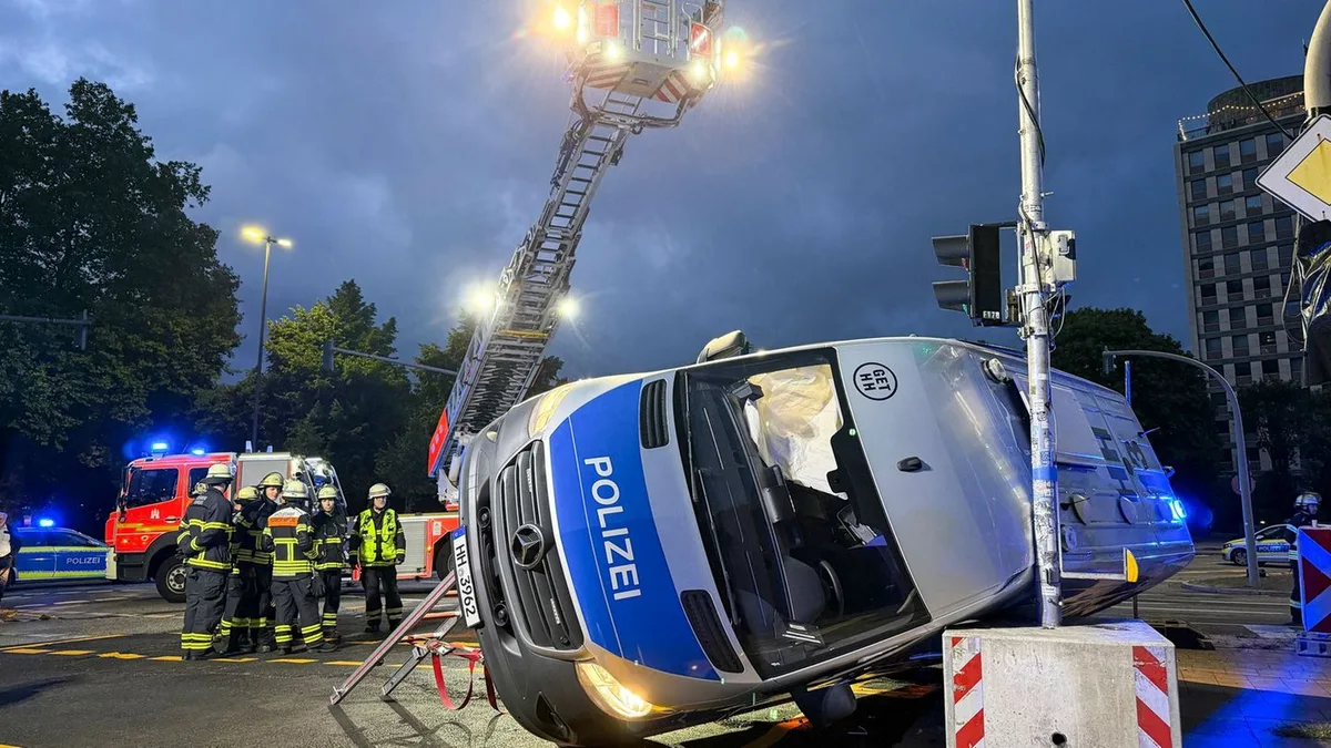 Polizei: Gefangenentransport in Unfall verwickelt