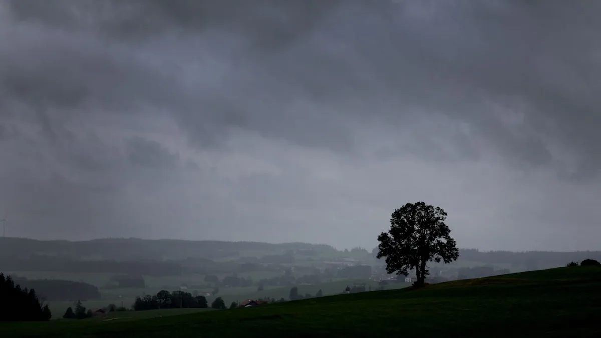 Wetter steht Kopf - Gewitter-Grenze spaltet Deutschland