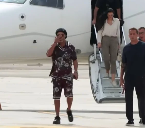 A discreta namorada de Ronaldinho Gaúcho que o acompanha em viagem