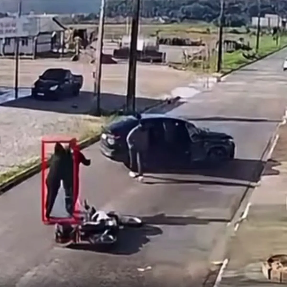 VÍDEO: motociclista é rendido na frente de casa e levado em carro em SC; vítima segue desaparecida