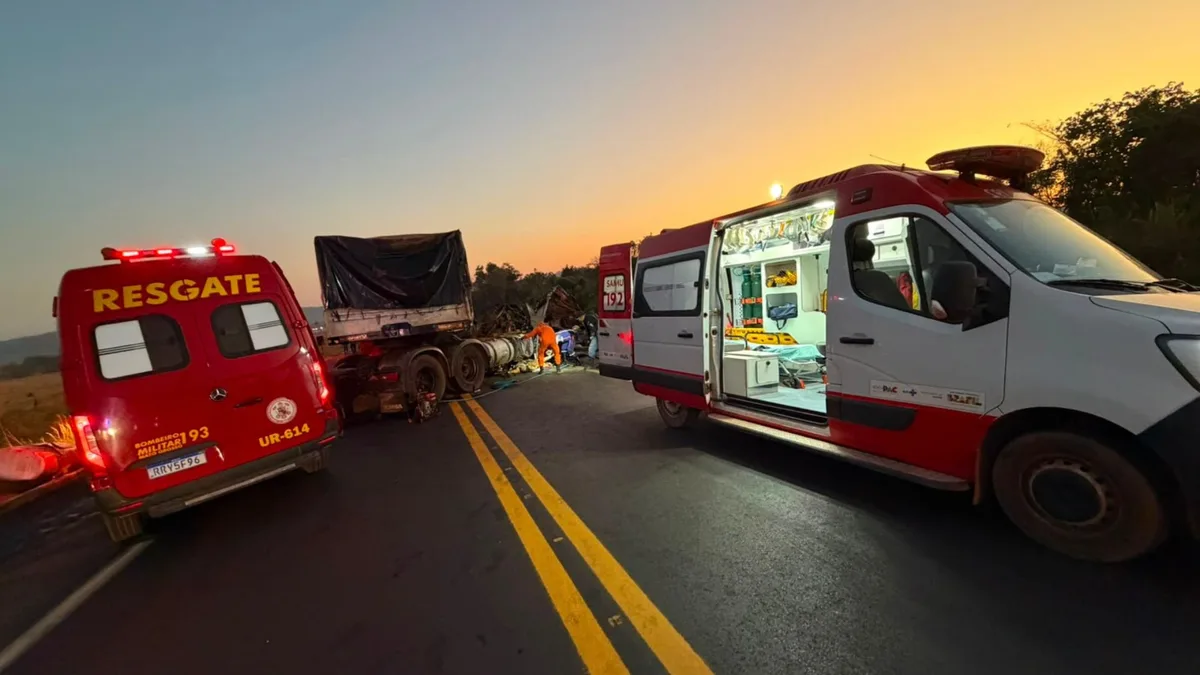 Batida entre caminhões deixa três mortos e mulher presa às ferragens em MT