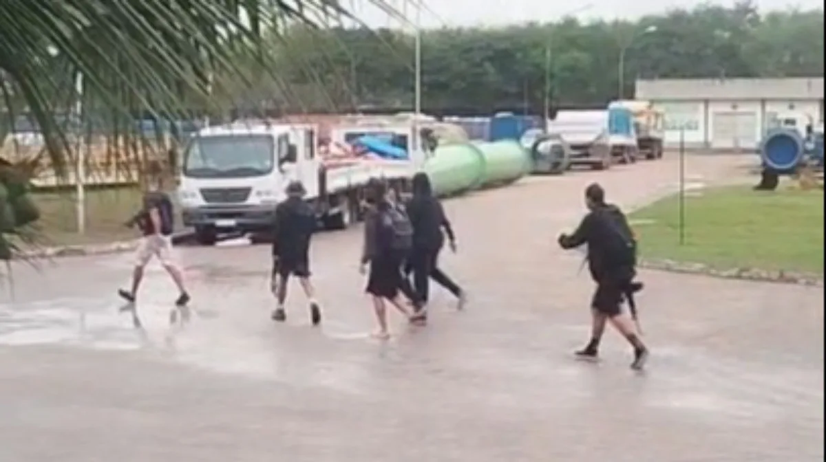 Traficantes invadem unidade da Águas do Rio na Pavuna durante fuga de operação policial; VÍDEO