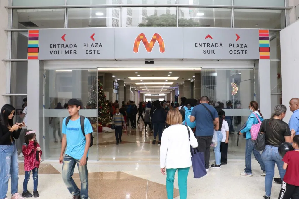 Centros comerciales deberán cumplir plan de ahorro energético por ocho semanas más