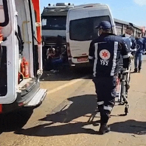 Van com pacientes bate em carreta parada em rodovia e 9 ficam feridos