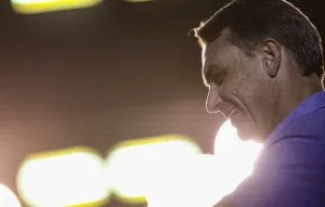 Flávio retoma símbolo de 2018 e leva campanha a Juiz de Fora, onde pai foi esfaqueado