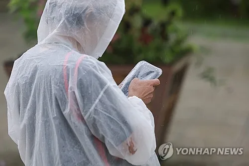 [날씨] 전국 곳곳 최대 80㎜ 비·소나기…체감 35도 무더위도 계속