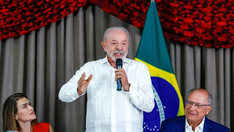 "De onde vai ser?": Lula questiona promessa de corte de gastos de Flávio Bolsonaro