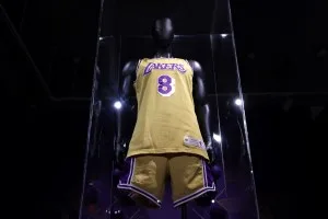 Ex-CEO da Disney e megainvestidor compram LA Lakers por mais de US$ 12 bilhões