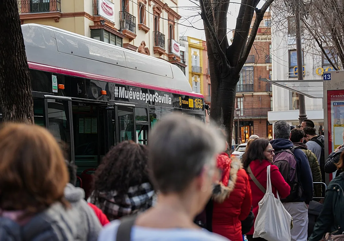 Pimentel afirma que el Duque no puede acoger más líneas de autobuses y defiende el cambio de la línea 14