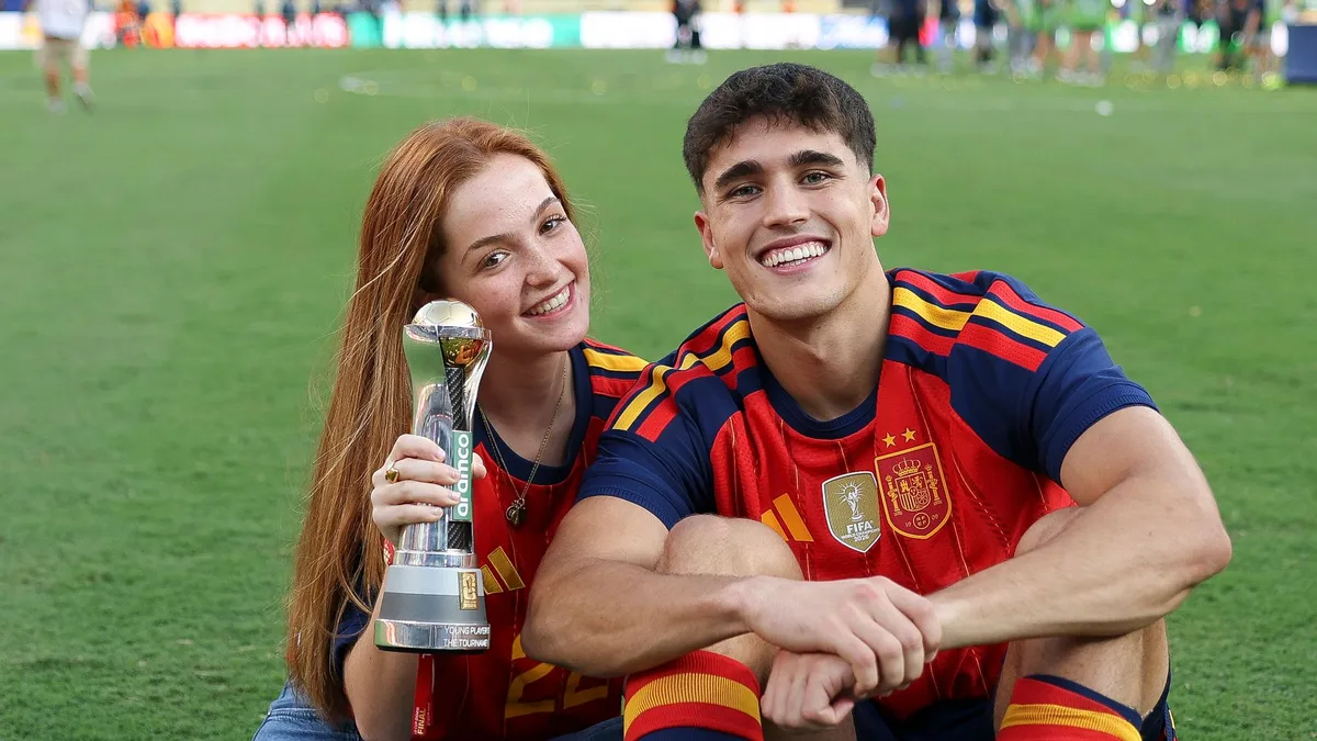 El futbolista Pau Cubarsí, estrella del FC Barcelona y la Selección, rompe con su novia Martina Riera
